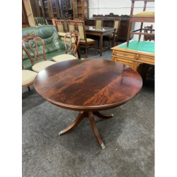 Stół okrągły na jednej...