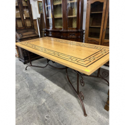 Duży stół z drewnianym...