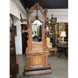 Rzeźbiony wieszak...